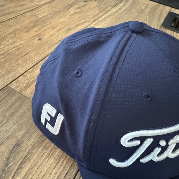 Titleist Pro V1 Fitted Hat - Navy XL/XXL RARE - worn once. - Picture 3 of 6